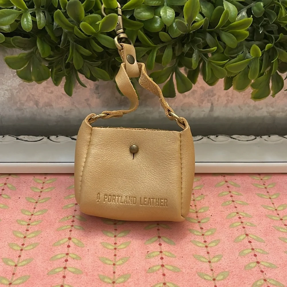 Portland Leather Teeny Tiny Triangle Keychain CHAMPAGNE - Picture 2 of 8